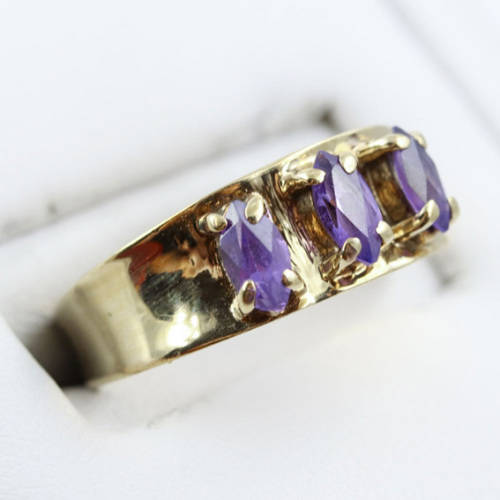 ENGLISH 9ct YELLOW GOLD RING.GLORIOUS ROYAL COLOUR REAL AMETHYSTS. JEWELLER CERT R10`000 incl