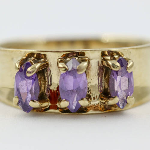 ENGLISH 9ct YELLOW GOLD RING.GLORIOUS ROYAL COLOUR REAL AMETHYSTS. JEWELLER CERT R10`000 incl