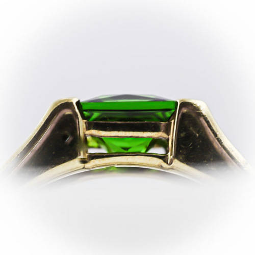 VINTAGE ENGLISH SQUARE CUSHION-CUT CHROME DIOPSIDE 9CT YELLOW GOLD RING. STRONG NATURAL COLOURS