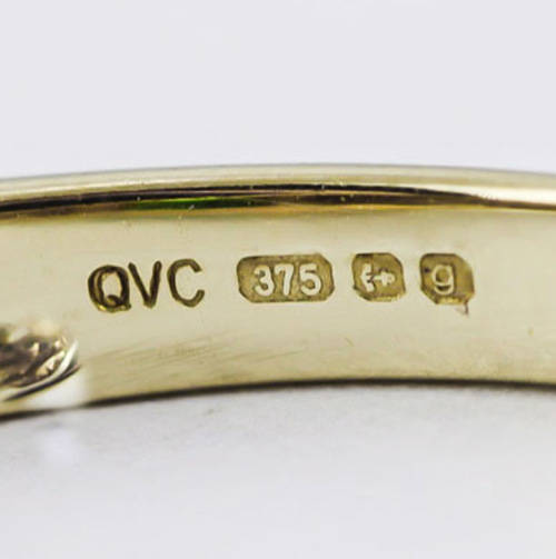 VINTAGE ENGLISH SQUARE CUSHION-CUT CHROME DIOPSIDE 9CT YELLOW GOLD RING. STRONG NATURAL COLOURS