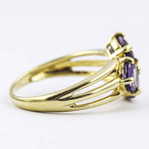 DEEP PURPLE AMETHYST TRILOGY 9CT YELLOW GOLD TRIPLE STRAND RING. *JEWELLER EVALUATION R14`000* Incld