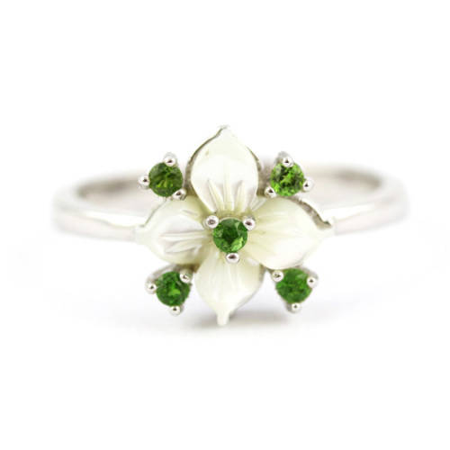 DAINTY FLORAL NATURAL CHROME DIOPSIDE AND MOTHER OF PEARL STERLING SILVER RING.925