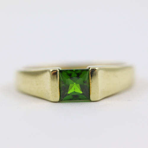 VINTAGE ENGLISH SQUARE CUSHION-CUT CHROME DIOPSIDE 9CT YELLOW GOLD RING. STRONG NATURAL COLOURS