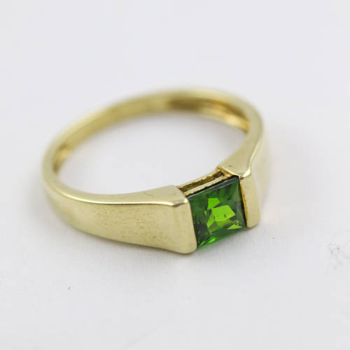 VINTAGE ENGLISH SQUARE CUSHION-CUT CHROME DIOPSIDE 9CT YELLOW GOLD RING. STRONG NATURAL COLOURS