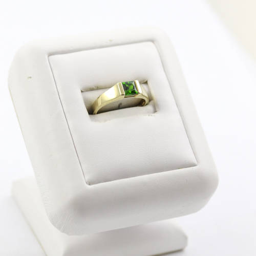 VINTAGE ENGLISH SQUARE CUSHION-CUT CHROME DIOPSIDE 9CT YELLOW GOLD RING. STRONG NATURAL COLOURS