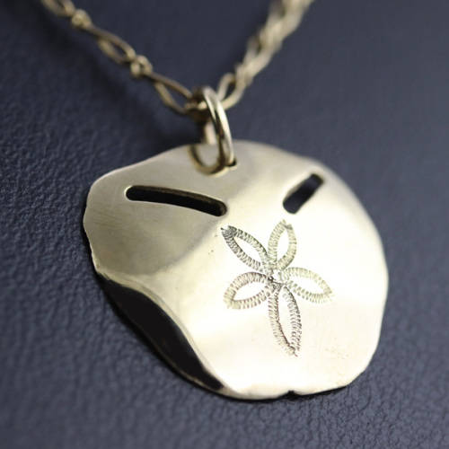 PRETTY 9CT YELLOW GOLD SAND DOLLAR PENDANT ON A 42CM CHAIN. *JEWELLER EVALUATION R8`000*