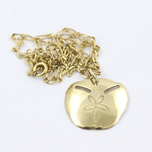 PRETTY 9CT YELLOW GOLD SAND DOLLAR PENDANT ON A 42CM CHAIN. *JEWELLER EVALUATION R8`000*
