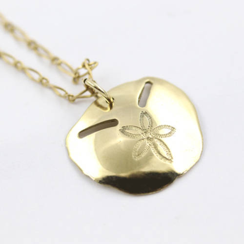 PRETTY 9CT YELLOW GOLD SAND DOLLAR PENDANT ON A 42CM CHAIN. *JEWELLER EVALUATION R8`000*