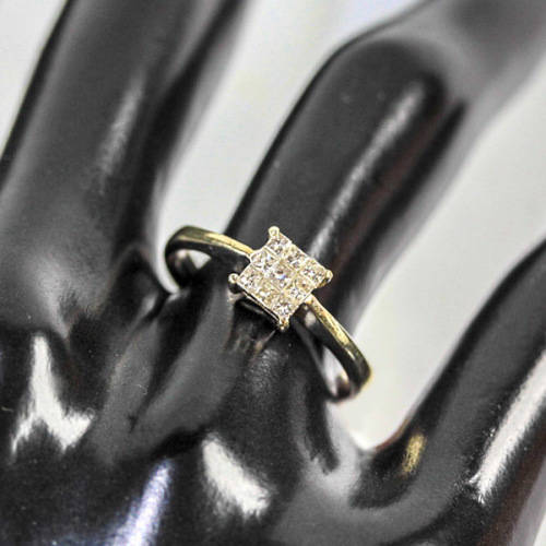 DAINTY SQUARE 9CT WHITE GOLD RING WITH 9 x PRINCESS CUT DIAMONDS. 375. *JEWELLER EVALUATION R18`000*
