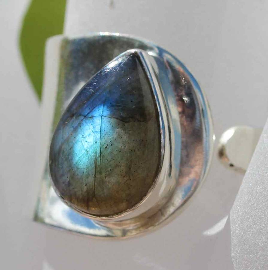 FABULOUS LABRADORITE GEMSTONE RING IN STERLING SILVER 925 WITH UNUSUAL BROADBAND DESIGN! 5,2 grams!