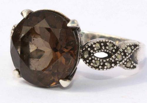 LARGE VINTAGE MARCASITE AND SMOKEY TOPAZ STERLING SILVER RING. 7,2 grams!