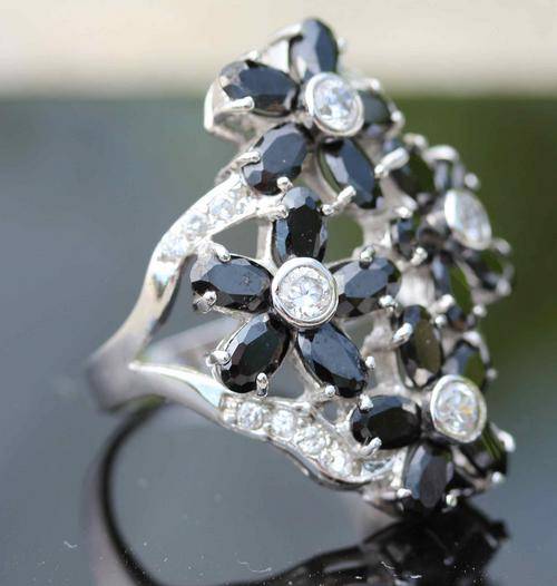 LARGE VINTAGE STERLING SILVER RING WITH BLACK & WHITE CRYSTALS IN LOVELY FLORAL DESIGN