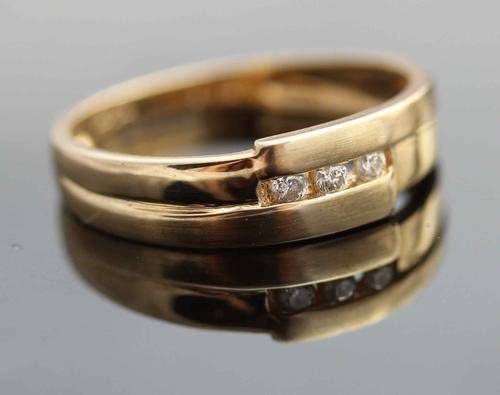 BEAUTIFUL ELEGANT WEDDING BAND OR ENGAGEMENT RING. 9CT GOLD AND 3 DIAMONDS.