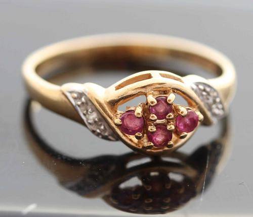VINTAGE LONDON HALLMARKED 9ct GOLD, NATURAL RUBIES AND DIAMOND RING!