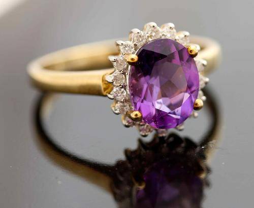 HALLMARKED LARGE DEEP LILAC AMETHYST (1,67 carats) FRAMED BY 18 NATURAL DIAMONDS. LARGE SIZE 10
