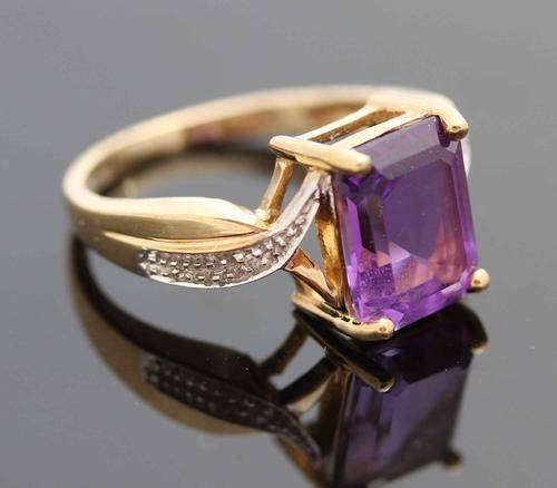BEAUTIFUL FACETED NATURAL AMETHYST (2,76 carats) & DIAMOND RING IN 9ct GOLD. FULLY HALLMARKED