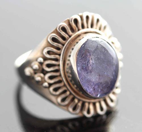 NATURAL TANZANITE WITH LARGE STERLING SILVER DECORATIVE FRAME. 4,5 grams!