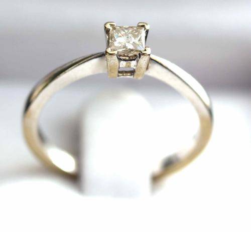 WHITE GOLD DIAMOND 0,25 carats ENGAGEMENT RING. 9ct GOLD.