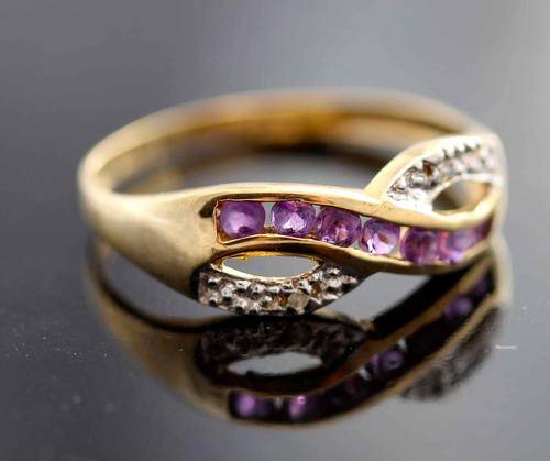 PRETTY AMETHYST AND DIAMOND RING. YELLOW 9 carat ENGLISH GOLD