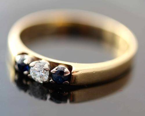 DAINTY 0,10 carat SOLITAIRE DIAMOND AND BLUE SAPPHIRES YELLOW GOLD RING. LONDON ASSAY