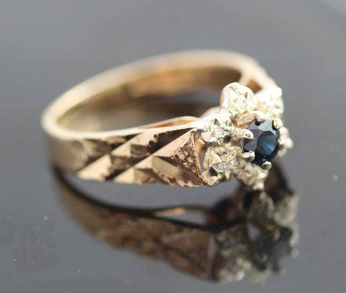 VINTAGE SAPPHIRE AND DIAMOND RING 9ct YELLOW GOLD. London Assay. 39 YEARS OLD! JEWELLER CERTIFIED!!