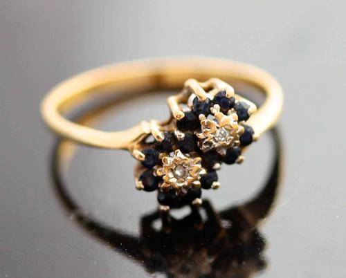 VINTAGE SAPPHIRE AND DIAMOND RING 9ct YELLOW GOLD. BIRMINGHAM ASSAY