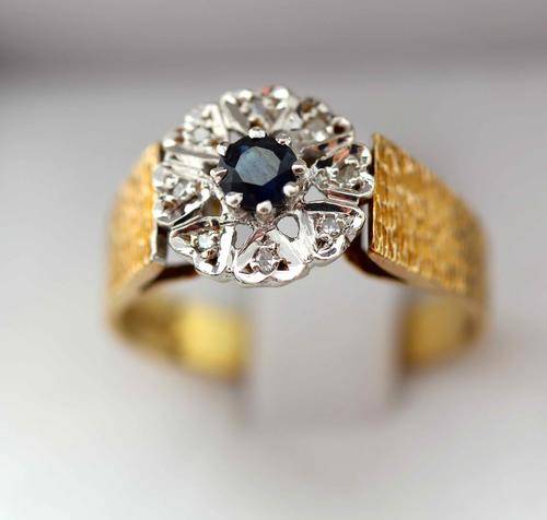 VINTAGE SAPPHIRE AND DIAMOND YELLOW AND WHITE GOLD RING. 9ct. JEWELLER CERTIFICATE incl { R 8' 138 }