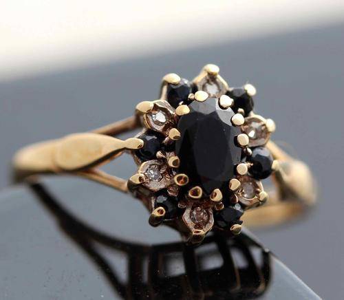 VINTAGE DARK BLUE 0,39carat SAPPHIRE AND 6 pt DIAMOND CLUSTER RING. 9ct GOLD.
