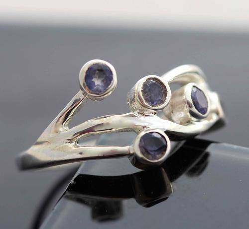BEAUTIFUL TANZANITE STERLING SILVER RING. MODERN DESIGN.