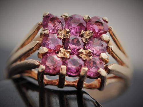VINTAGE 1978. REAL RUBIES 0,36ct YELLOW 9ct GOLD CLUSTER RING. ENGLISH HALLMARKS BIRMINGHAM ASSAY