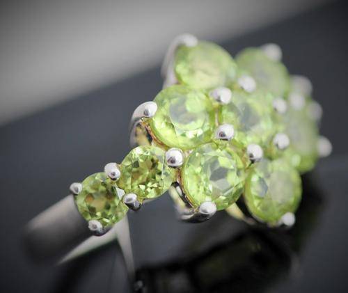 LARGE 2,42 carat NATURAL PERIDOT CLUSTER RING IN STERLING SILVER. HEAVY 6,3g!