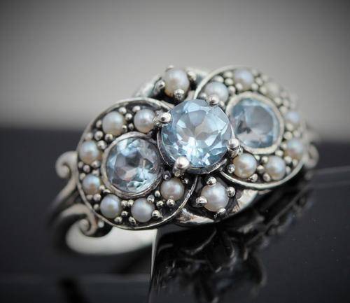 DELICATE NATURAL AQUAMARINE 0.66 ct AND SEED PEARL STERLING SILVER RING. 925