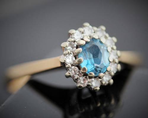 BEAUTIFUL BLUE TOPAZ AND DIAMOND RING. 9ct GOLD. VINTAGE ENGLAND!