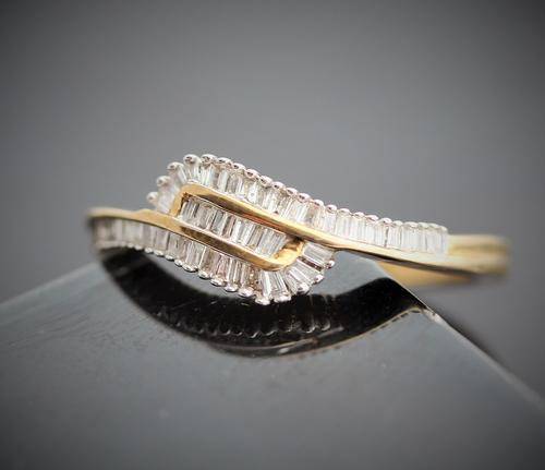 DIAMOND CROSS OVER RING 0,50ct YELLOW 9ct GOLD. *JEWELLER CERTIFIED R 15'775* BOXED!