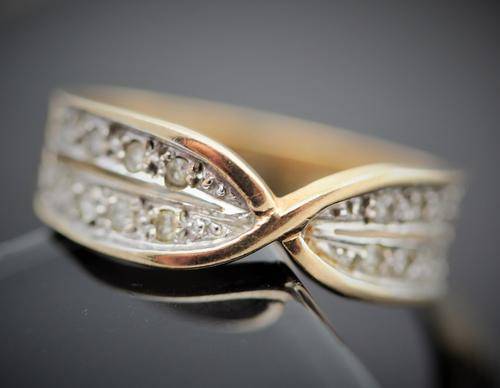 DIAMOND CROSS OVER RING 0,20ct - YELLOW AND WHITE 9ct GOLD SLEEK MODERN DESIGN UK SHEFFIELD HALLMARK