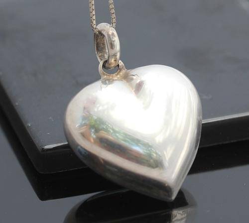 HEART SHAPED VINTAGE STERLING SILVER PENDANT WITH STERLING SILVER CHAIN. 925