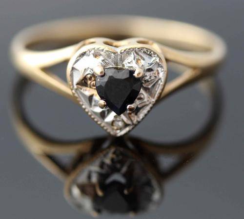 HEART-SHAPED ENGLISH SAPPHIRE WITH DIAMOND ACCENT VINTAGE RING IN 9ct YELLOW & WHITE GOLD