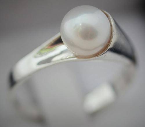 REAL PEARL STERLING SILVER RING. A SOLID 5,2g! UNUSUAL MODERN TUBULAR DESIGN