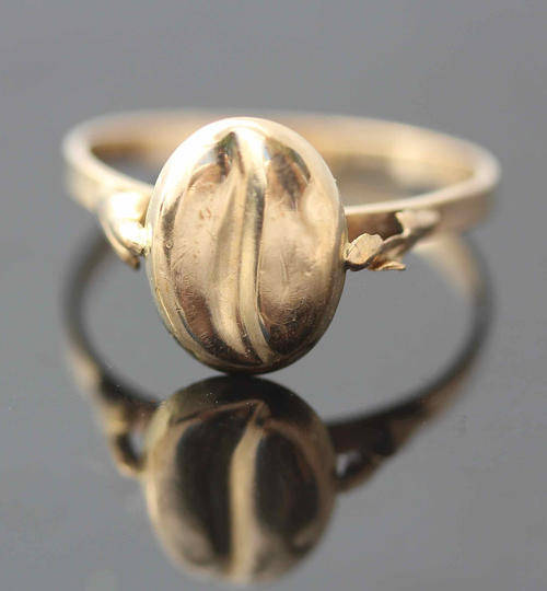 CHARMING 9CT YELLOW GOLD 'PINKIE' RING. SOMETHING VERY DIFFERENT!