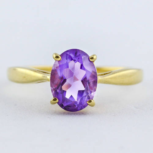 ELEGANT 10CT YELLOW GOLD VINTAGE AMETHYST SOLITAIRE RING. COMES WITH R6`000 JEWELLER CERTIFICATE
