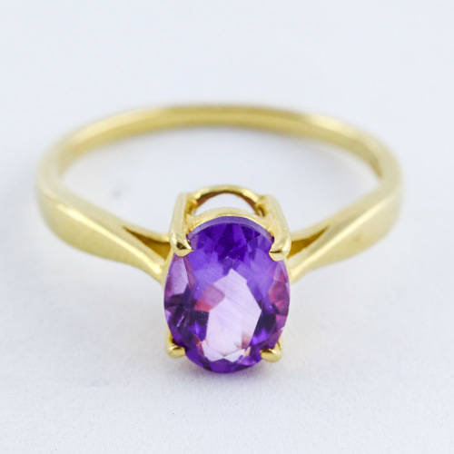 ELEGANT 10CT YELLOW GOLD VINTAGE AMETHYST SOLITAIRE RING. COMES WITH R6`000 JEWELLER CERTIFICATE