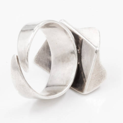 STRIKING NATURAL BALTIC AMBER STERLING SILVER `INLAY SET` RING. 925. GLORIOUS COLOUR!