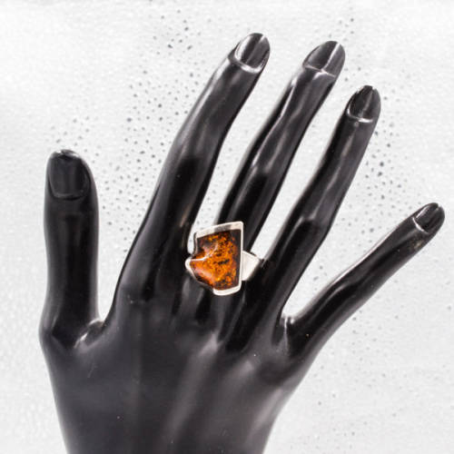 STRIKING NATURAL BALTIC AMBER STERLING SILVER `INLAY SET` RING. 925. GLORIOUS COLOUR!