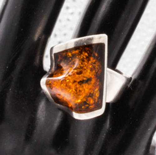 STRIKING NATURAL BALTIC AMBER STERLING SILVER `INLAY SET` RING. 925. GLORIOUS COLOUR!