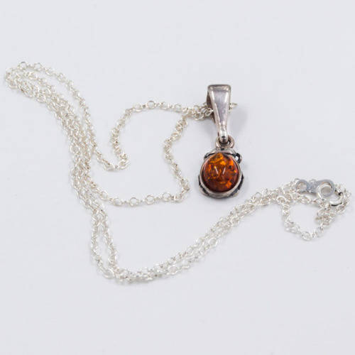 PRETTY BALTIC AMBER AND STERLING SILVER PENDANT ON A 44CM CHAIN
