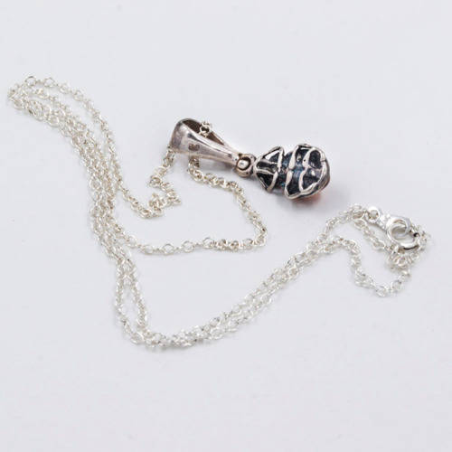 PRETTY BALTIC AMBER AND STERLING SILVER PENDANT ON A 44CM CHAIN