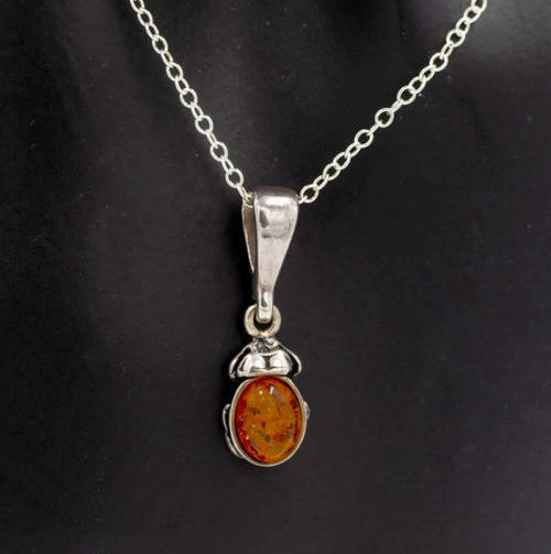 PRETTY BALTIC AMBER AND STERLING SILVER PENDANT ON A 44CM CHAIN