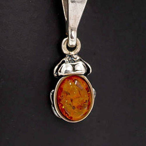 PRETTY BALTIC AMBER AND STERLING SILVER PENDANT ON A 44CM CHAIN