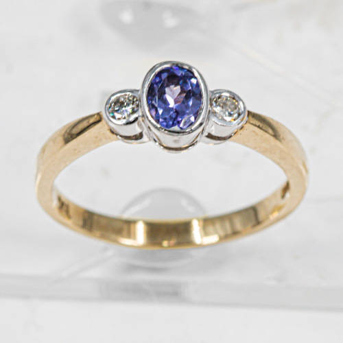 CONTEMPORARY DESIGN TANZANITE AND DIAMOND 9CT YELLOW and WHITE GOLD RING VALUATION CERT R18`000