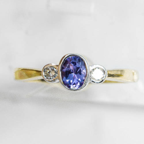 CONTEMPORARY DESIGN TANZANITE AND DIAMOND 9CT YELLOW and WHITE GOLD RING VALUATION CERT R18`000